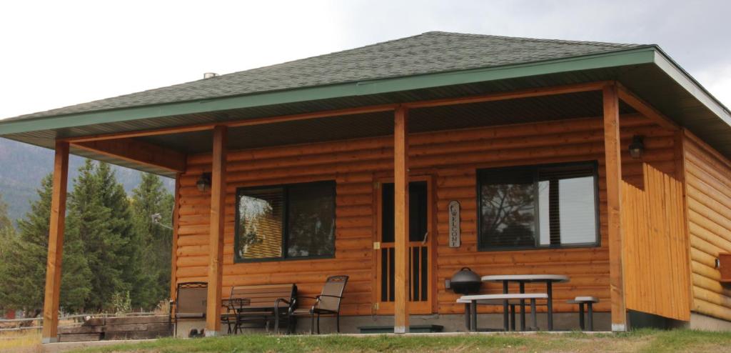 Yellowstone Park Riverfront Cabins Main image 1